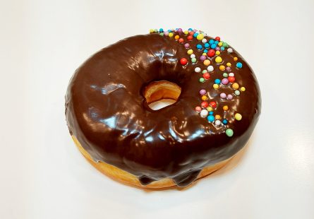 Sprinkled Chocolate Donut / Fánk